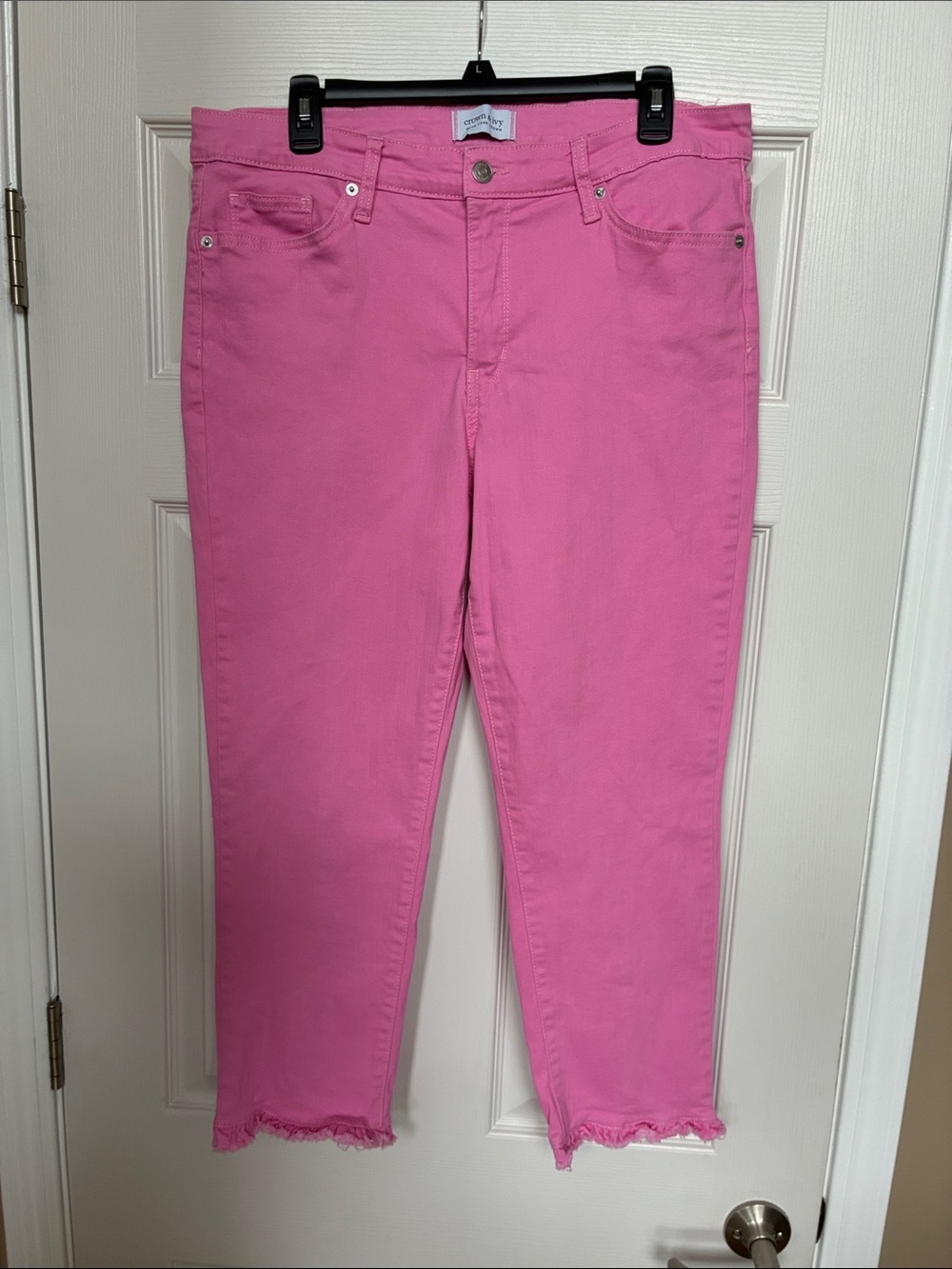 crown & ivy High Rise Skinny Crop with frayed hem